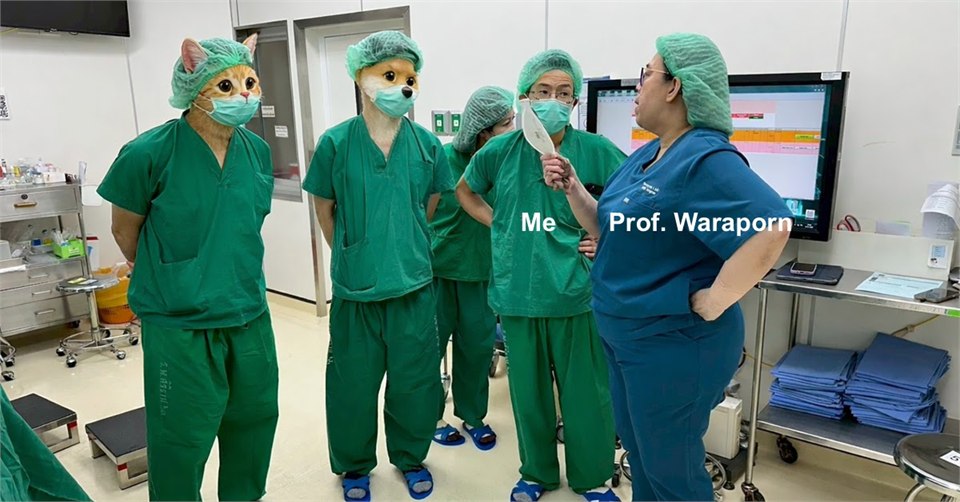 手術室裡的合照，泰國 Waraporn 醫師與觀摩團隊，畫面上標示了「Me」與「Prof. Waraporn」