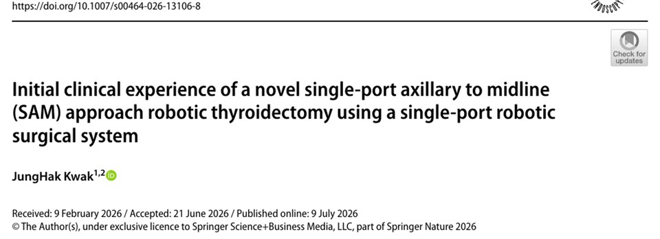 期刊論文首頁標題區的截圖：最上方是 DOI 網址，中間是論文標題 Initial clinical experience of a novel single-port axillary to midline (SAM) approach robotic thyroidectomy using a single-port robotic surgical system，下方是單一作者 JungHak Kwak，再下面兩行是收稿 2026 年 2 月 9 日、接受 6 月 21 日、線上發表 7 月 9 日，以及 Springer Nature 的版權行；右上角有一個 Check for updates 的標章