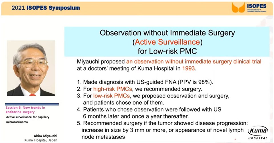 演講投影片：Kuma Hospital 於 1993 年提出的低風險乳突微小癌觀察方案，說明先以超音波導引細針穿刺確立診斷、高風險者建議手術、低風險者可在手術與觀察之間選擇、選擇觀察者定期以超音波追蹤，並在腫瘤增大或新出現淋巴結轉移時建議手術