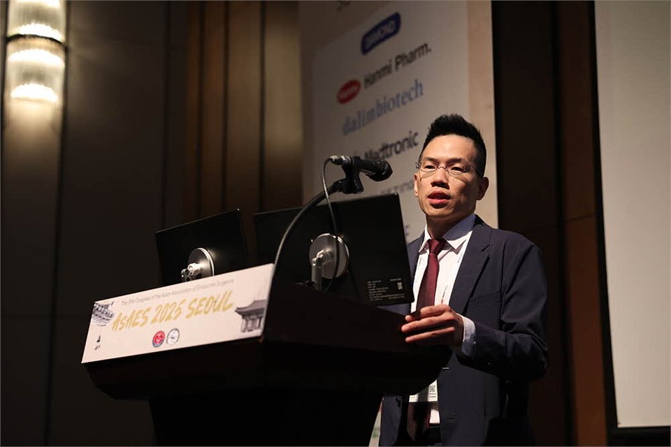 梁宗榮醫師在 AsAES 2025 首爾年會的講台上進行學術報告